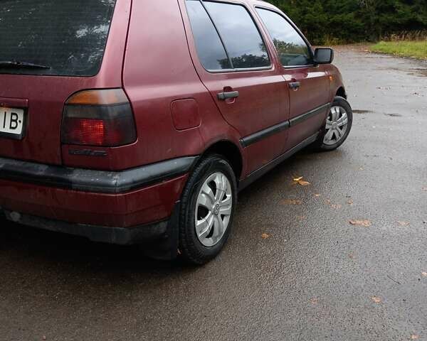 Красный Фольксваген Гольф, объемом двигателя 1.78 л и пробегом 400 тыс. км за 2000 $, фото 1 на Automoto.ua