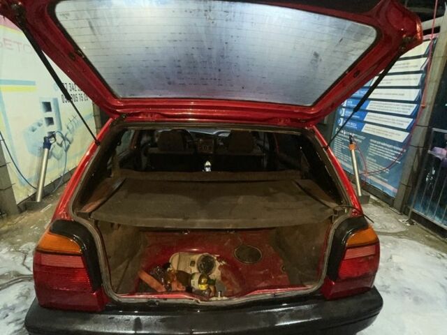 Красный Фольксваген Гольф, объемом двигателя 1.4 л и пробегом 294 тыс. км за 950 $, фото 2 на Automoto.ua