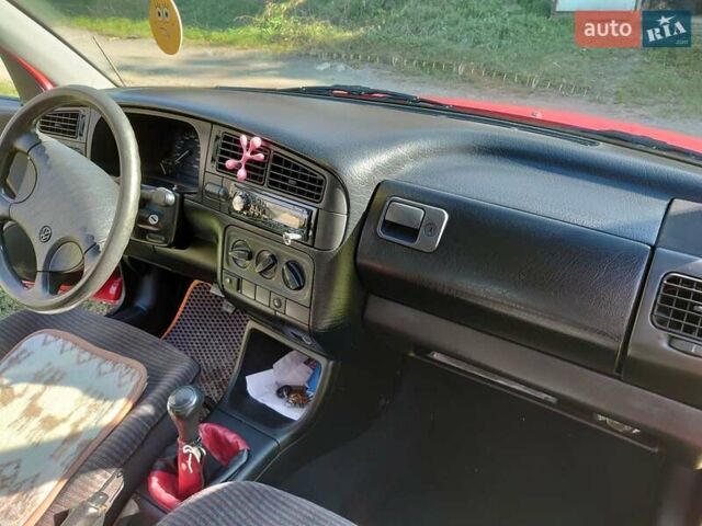 Красный Фольксваген Гольф, объемом двигателя 1.78 л и пробегом 192 тыс. км за 2000 $, фото 9 на Automoto.ua