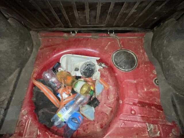 Красный Фольксваген Гольф, объемом двигателя 1.4 л и пробегом 294 тыс. км за 950 $, фото 3 на Automoto.ua