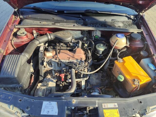 Красный Фольксваген Гольф, объемом двигателя 1.8 л и пробегом 325 тыс. км за 2200 $, фото 15 на Automoto.ua