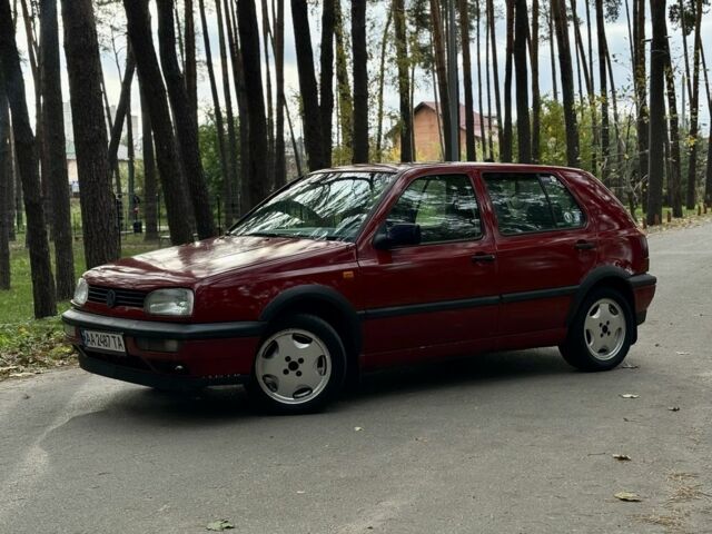 Красный Фольксваген Гольф, объемом двигателя 1.6 л и пробегом 280 тыс. км за 2000 $, фото 2 на Automoto.ua