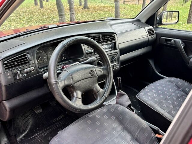 Красный Фольксваген Гольф, объемом двигателя 1.6 л и пробегом 280 тыс. км за 2000 $, фото 4 на Automoto.ua