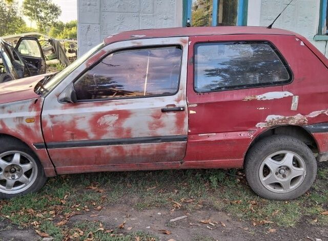 Красный Фольксваген Гольф, объемом двигателя 1.6 л и пробегом 367 тыс. км за 650 $, фото 3 на Automoto.ua