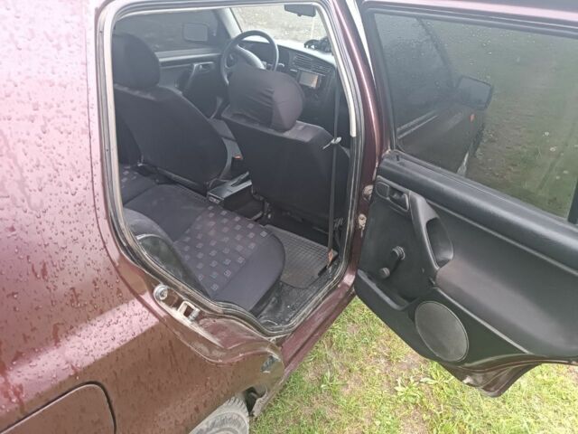 Красный Фольксваген Гольф, объемом двигателя 1.8 л и пробегом 225 тыс. км за 1800 $, фото 3 на Automoto.ua