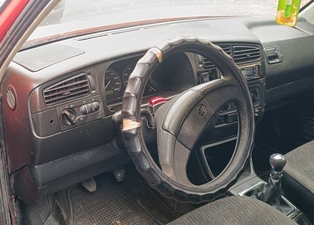 Червоний Фольксваген Гольф, об'ємом двигуна 0 л та пробігом 200 тис. км за 1600 $, фото 4 на Automoto.ua