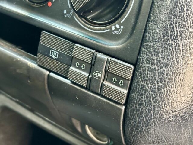 Красный Фольксваген Гольф, объемом двигателя 1.6 л и пробегом 280 тыс. км за 2000 $, фото 5 на Automoto.ua