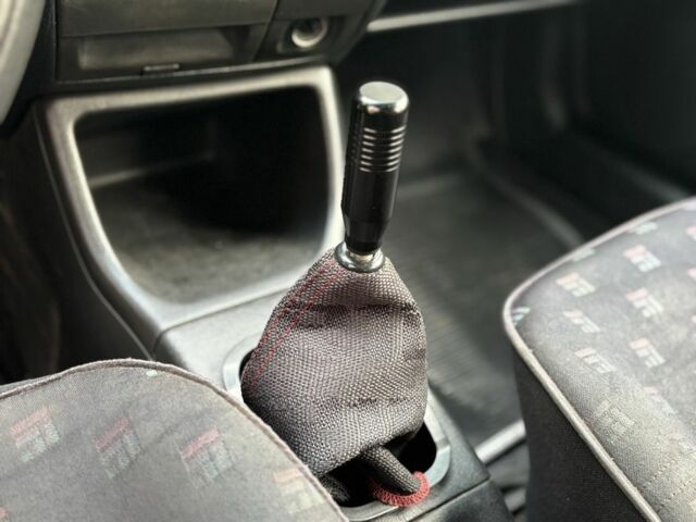 Красный Фольксваген Гольф, объемом двигателя 1.6 л и пробегом 280 тыс. км за 2000 $, фото 7 на Automoto.ua