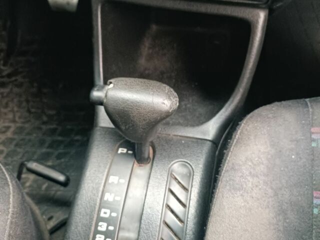 Красный Фольксваген Гольф, объемом двигателя 1.8 л и пробегом 225 тыс. км за 1800 $, фото 6 на Automoto.ua