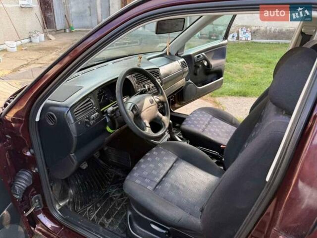 Красный Фольксваген Гольф, объемом двигателя 1.78 л и пробегом 350 тыс. км за 3300 $, фото 2 на Automoto.ua