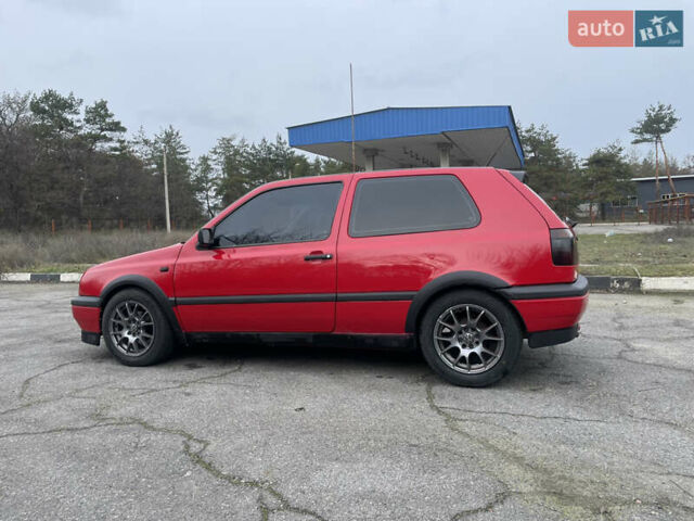 Красный Фольксваген Гольф, объемом двигателя 1.6 л и пробегом 400 тыс. км за 2800 $, фото 2 на Automoto.ua