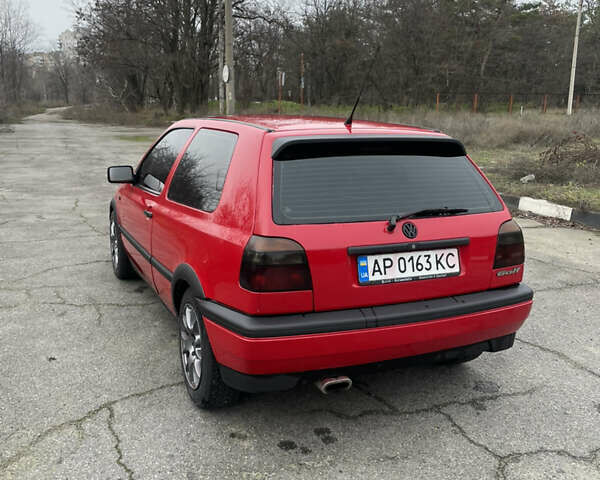 Красный Фольксваген Гольф, объемом двигателя 1.6 л и пробегом 400 тыс. км за 2800 $, фото 1 на Automoto.ua