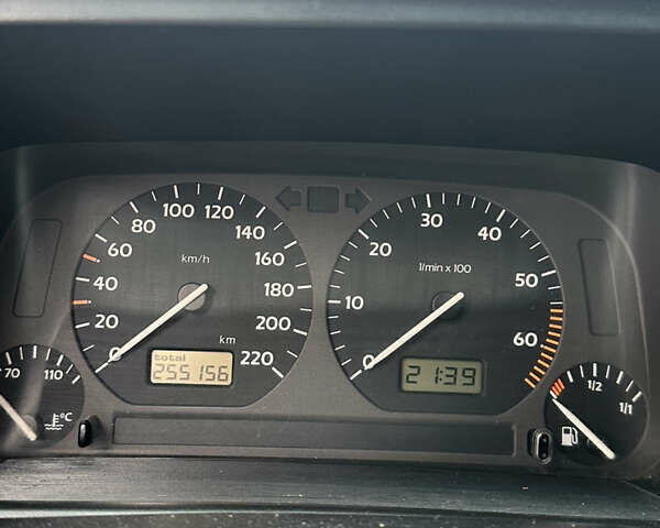 Червоний Фольксваген Гольф, об'ємом двигуна 1.6 л та пробігом 255 тис. км за 2350 $, фото 6 на Automoto.ua