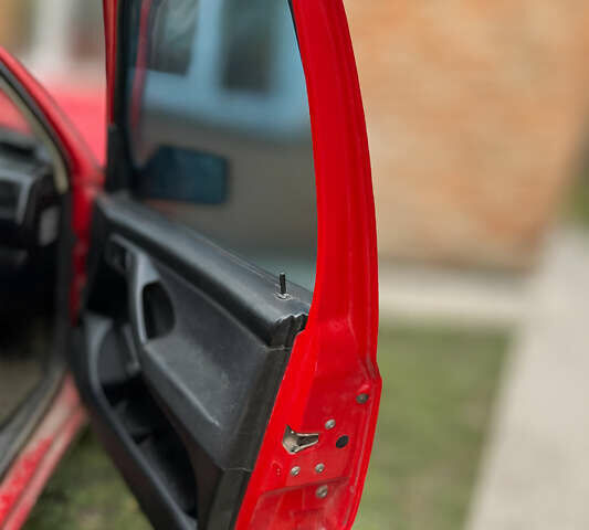 Красный Фольксваген Гольф, объемом двигателя 1.8 л и пробегом 260 тыс. км за 800 $, фото 4 на Automoto.ua