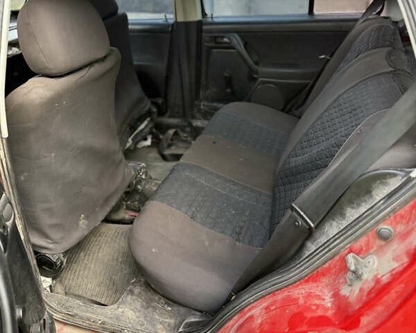 Красный Фольксваген Гольф, объемом двигателя 1.8 л и пробегом 260 тыс. км за 800 $, фото 5 на Automoto.ua