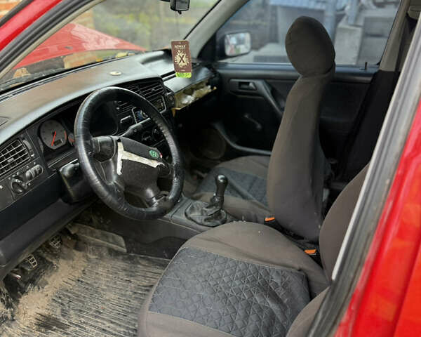 Красный Фольксваген Гольф, объемом двигателя 1.8 л и пробегом 260 тыс. км за 800 $, фото 7 на Automoto.ua