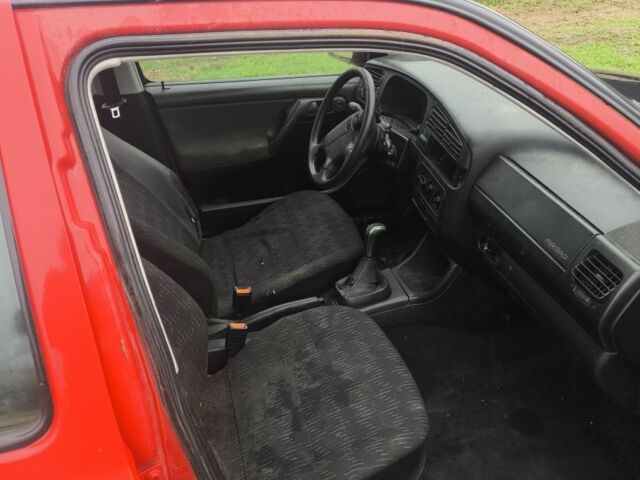 Красный Фольксваген Гольф, объемом двигателя 1.6 л и пробегом 320 тыс. км за 1200 $, фото 4 на Automoto.ua