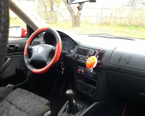 Червоний Фольксваген Гольф, об'ємом двигуна 1.39 л та пробігом 305 тис. км за 2800 $, фото 3 на Automoto.ua