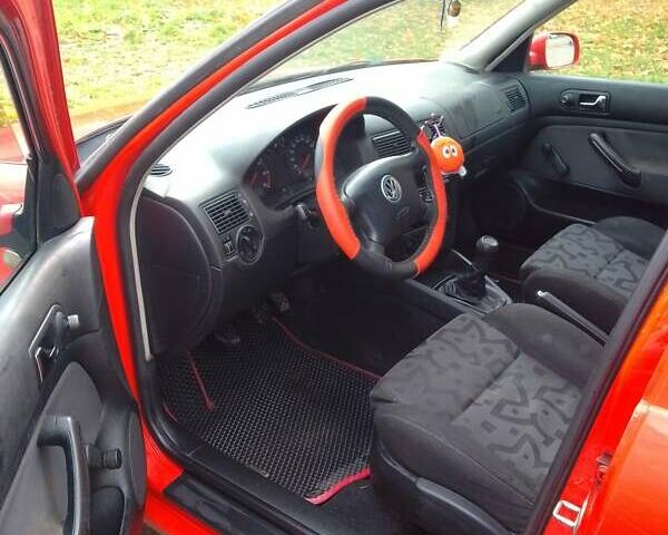 Червоний Фольксваген Гольф, об'ємом двигуна 1.39 л та пробігом 305 тис. км за 2800 $, фото 1 на Automoto.ua