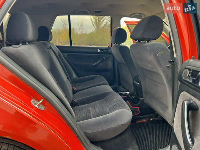 Красный Фольксваген Гольф, объемом двигателя 1.39 л и пробегом 308 тыс. км за 3000 $, фото 19 на Automoto.ua