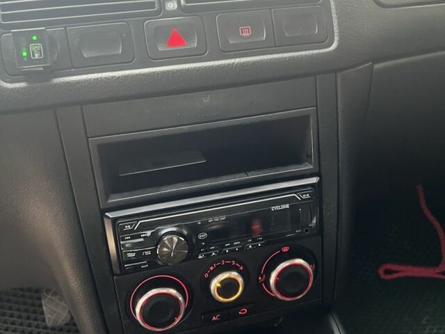 Красный Фольксваген Гольф, объемом двигателя 1.4 л и пробегом 170 тыс. км за 3100 $, фото 5 на Automoto.ua