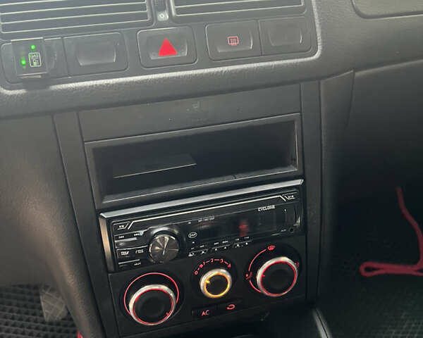 Красный Фольксваген Гольф, объемом двигателя 1.4 л и пробегом 180 тыс. км за 3200 $, фото 18 на Automoto.ua