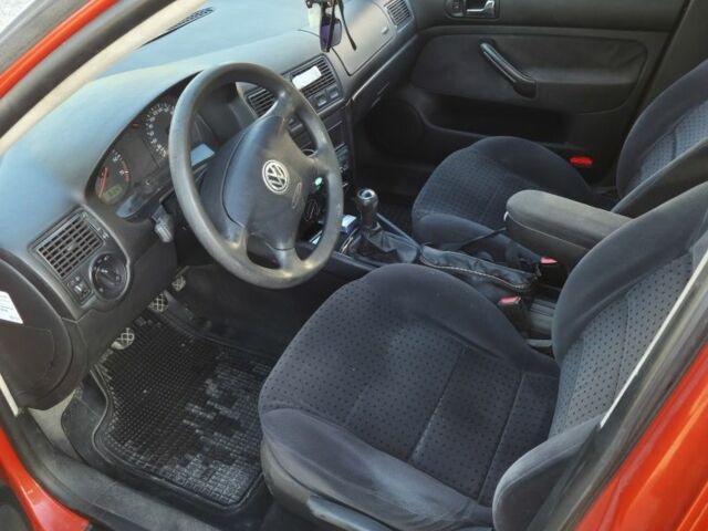 Красный Фольксваген Гольф, объемом двигателя 1.6 л и пробегом 280 тыс. км за 2760 $, фото 7 на Automoto.ua