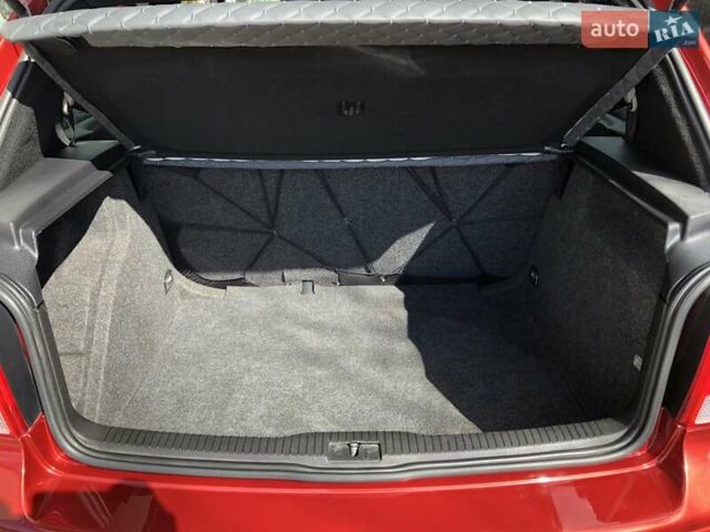 Червоний Фольксваген Гольф, об'ємом двигуна 1.39 л та пробігом 261 тис. км за 3000 $, фото 18 на Automoto.ua