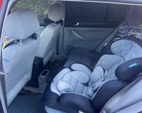 Красный Фольксваген Гольф, объемом двигателя 1.39 л и пробегом 272 тыс. км за 3600 $, фото 2 на Automoto.ua