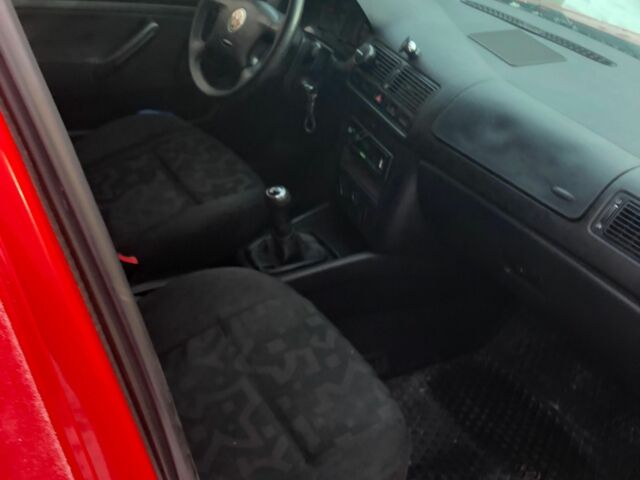 Червоний Фольксваген Гольф, об'ємом двигуна 1.4 л та пробігом 213 тис. км за 2200 $, фото 4 на Automoto.ua