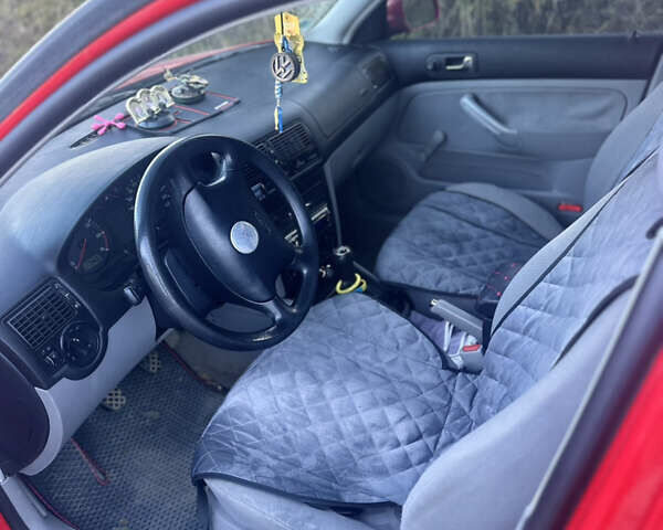 Красный Фольксваген Гольф, объемом двигателя 1.39 л и пробегом 272 тыс. км за 3600 $, фото 4 на Automoto.ua