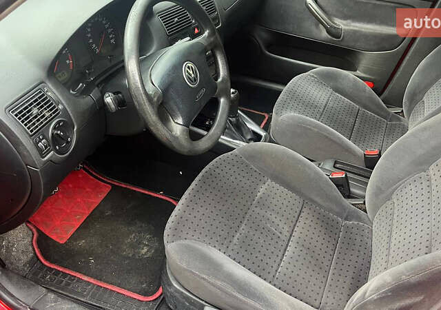Красный Фольксваген Гольф, объемом двигателя 1.6 л и пробегом 100 тыс. км за 4000 $, фото 9 на Automoto.ua