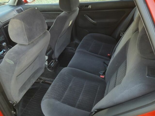 Красный Фольксваген Гольф, объемом двигателя 1.6 л и пробегом 280 тыс. км за 2760 $, фото 8 на Automoto.ua