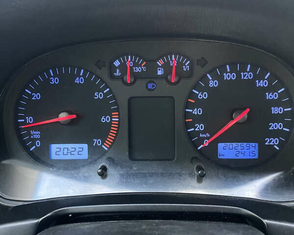 Червоний Фольксваген Гольф, об'ємом двигуна 1.39 л та пробігом 202 тис. км за 3100 $, фото 5 на Automoto.ua