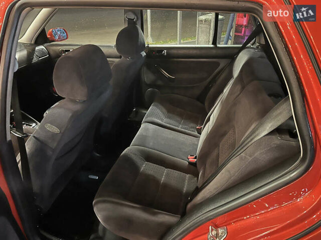 Красный Фольксваген Гольф, объемом двигателя 1.6 л и пробегом 400 тыс. км за 5000 $, фото 5 на Automoto.ua