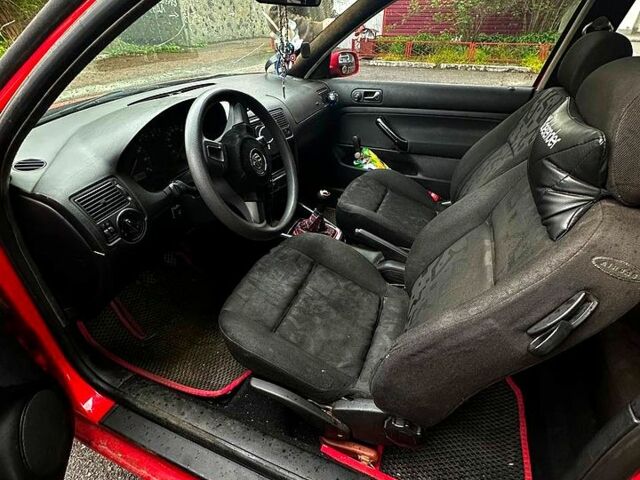 Красный Фольксваген Гольф, объемом двигателя 1.4 л и пробегом 317 тыс. км за 2400 $, фото 3 на Automoto.ua