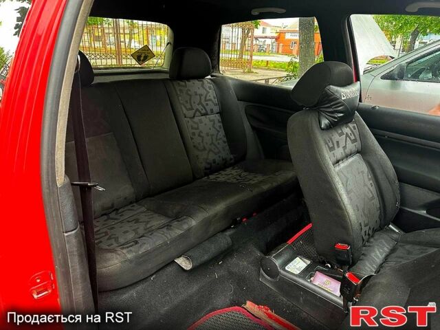 Красный Фольксваген Гольф, объемом двигателя 1.4 л и пробегом 317 тыс. км за 2400 $, фото 2 на Automoto.ua