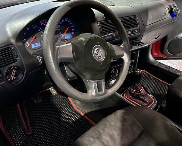 Красный Фольксваген Гольф, объемом двигателя 1.39 л и пробегом 322 тыс. км за 2850 $, фото 5 на Automoto.ua