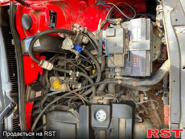 Красный Фольксваген Гольф, объемом двигателя 1.4 л и пробегом 317 тыс. км за 2400 $, фото 7 на Automoto.ua