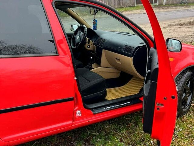 Красный Фольксваген Гольф, объемом двигателя 1.6 л и пробегом 250 тыс. км за 2900 $, фото 4 на Automoto.ua