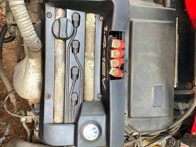 Красный Фольксваген Гольф, объемом двигателя 1.4 л и пробегом 317 тыс. км за 2400 $, фото 6 на Automoto.ua