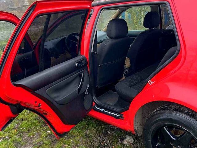 Красный Фольксваген Гольф, объемом двигателя 1.6 л и пробегом 250 тыс. км за 2900 $, фото 3 на Automoto.ua