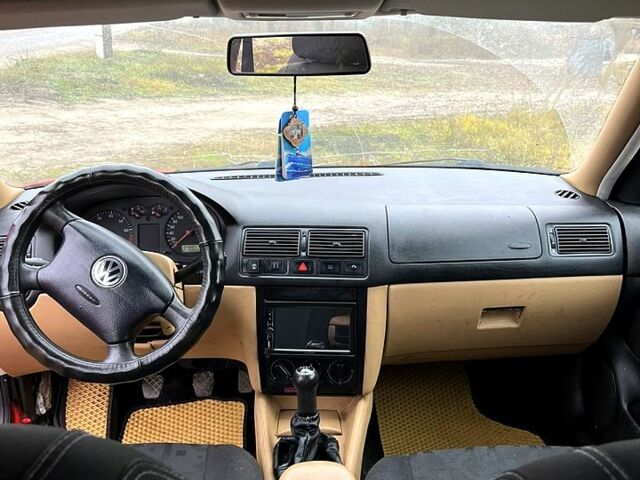 Красный Фольксваген Гольф, объемом двигателя 1.6 л и пробегом 250 тыс. км за 2900 $, фото 1 на Automoto.ua