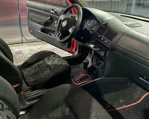 Красный Фольксваген Гольф, объемом двигателя 1.39 л и пробегом 322 тыс. км за 2850 $, фото 7 на Automoto.ua