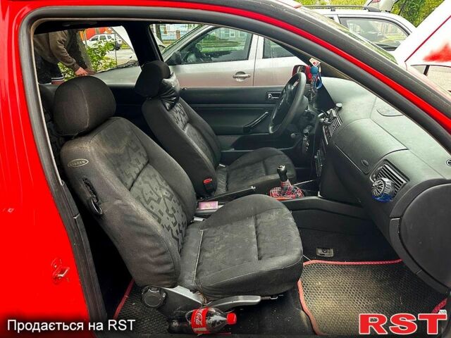 Красный Фольксваген Гольф, объемом двигателя 1.4 л и пробегом 317 тыс. км за 2400 $, фото 4 на Automoto.ua