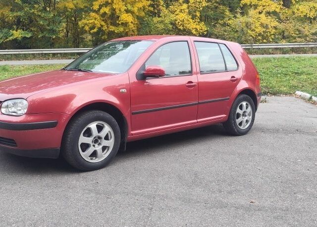 Красный Фольксваген Гольф, объемом двигателя 1.4 л и пробегом 250 тыс. км за 4800 $, фото 2 на Automoto.ua