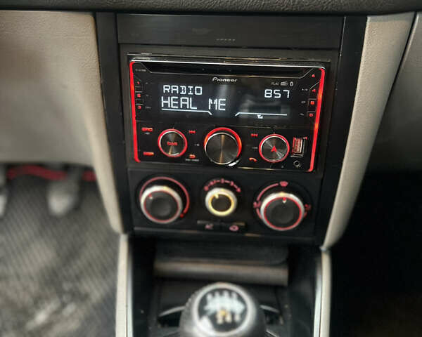 Красный Фольксваген Гольф, объемом двигателя 1.9 л и пробегом 306 тыс. км за 4800 $, фото 16 на Automoto.ua