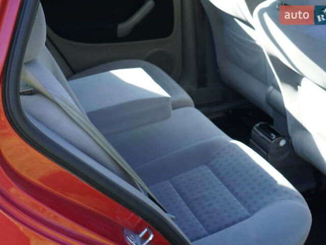 Красный Фольксваген Гольф, объемом двигателя 1.6 л и пробегом 225 тыс. км за 4150 $, фото 22 на Automoto.ua