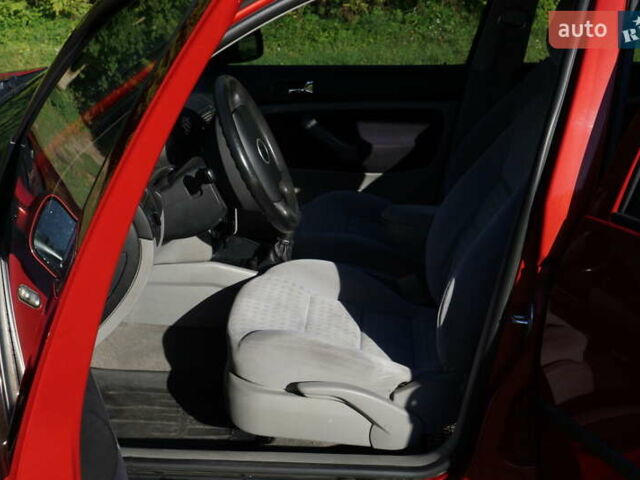 Красный Фольксваген Гольф, объемом двигателя 1.6 л и пробегом 225 тыс. км за 4150 $, фото 12 на Automoto.ua