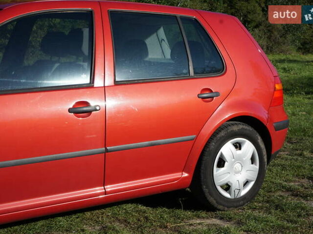 Красный Фольксваген Гольф, объемом двигателя 1.6 л и пробегом 225 тыс. км за 4150 $, фото 3 на Automoto.ua